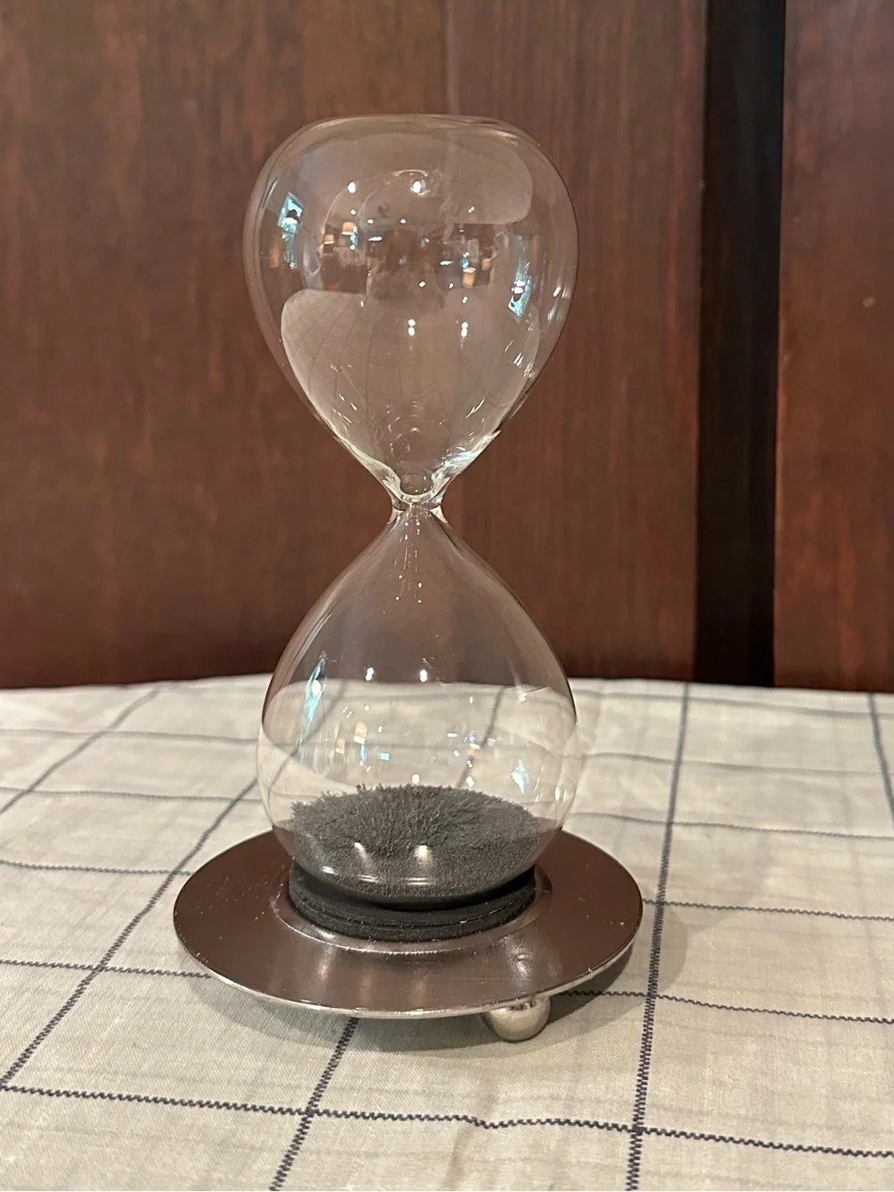 Magnetic base and hourglass • 30 second timer • use with or without base • glass